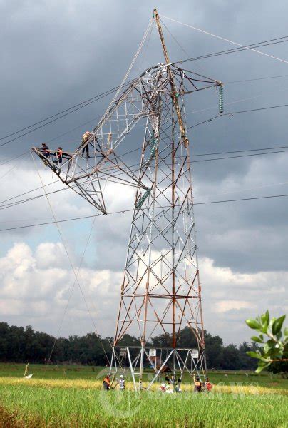 2 Tower Sutet Di Lampung Selatan Patah Foto 4 468351 TribunNews