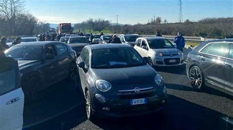 I Ristoratori Bloccano L Autostrada Fateci Lavorare Non Vogliamo I