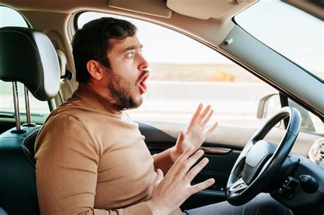 Vista Lateral Susto Assustador Retrata O Cara Dirigindo O Motorista