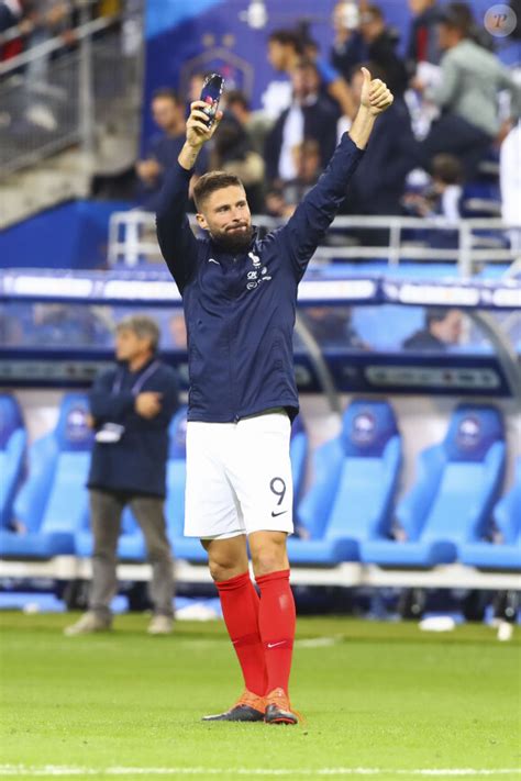 Photo Olivier Giroud Salue Les Supporters Lors Du Match De Football