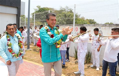 Rutilio Escand N Entrega Escrituras A Familias De Suchiate Tras A Os