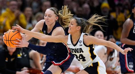 Iowa S Gabbie Marshall Received Hate Comments After Controversial Foul