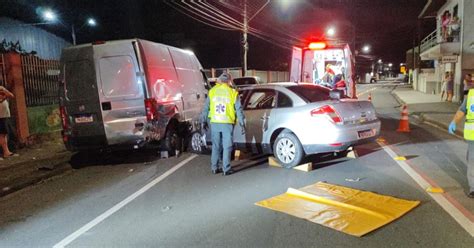 Mulher fica ferida após colidir carro em van estacionada em Gaspar