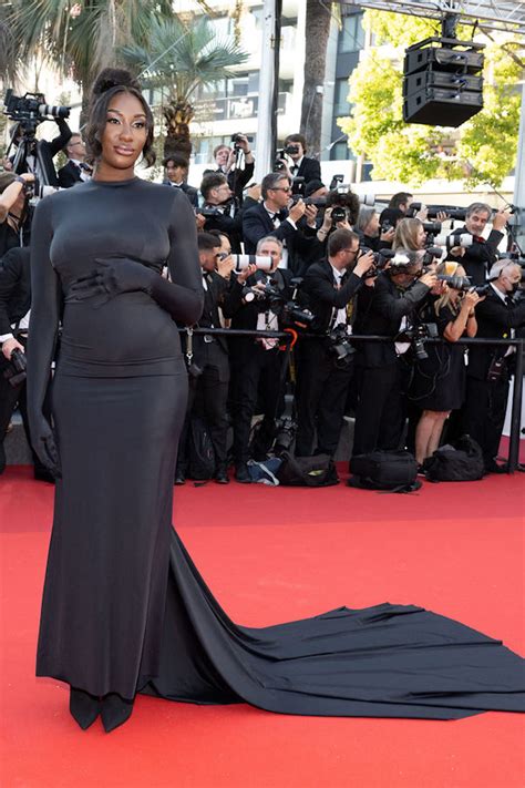 Aya Nakamura en longue robe noire moulante à traîne et gants intégrés ...
