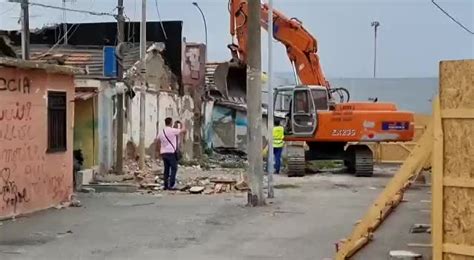 Ruspe In Azione A Messina Demoliti I Primi Ruderi Della Baraccopoli Di