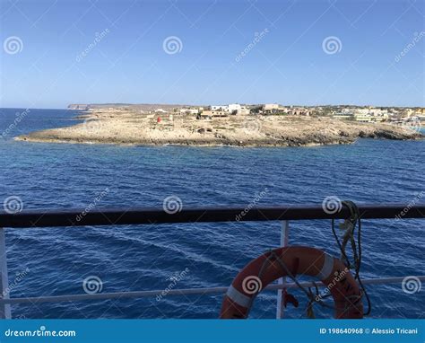 Paisaje De La Isla De Lampedusa Desde El Ferry Foto De Archivo