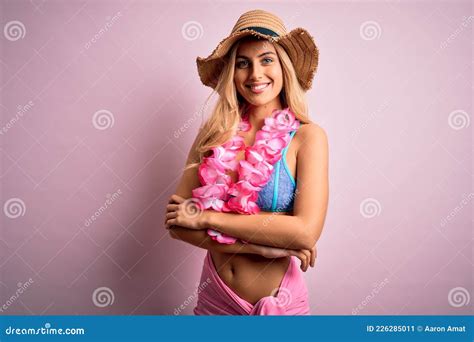Joven Y Hermosa Mujer Rubia De Vacaciones Con Bikini Y Sombrero Con Flores Lei Hawaianas Cara
