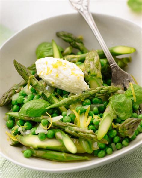 Lauwe Salade Van Groene Asperges Erwten En Basilicum Met Een Toefje