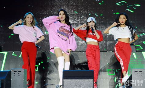 nhóm nhạc Kpop hot nhất hiện nay Ngôi vương chễm chệ suốt cả năm BLACKPINK bất ngờ trượt