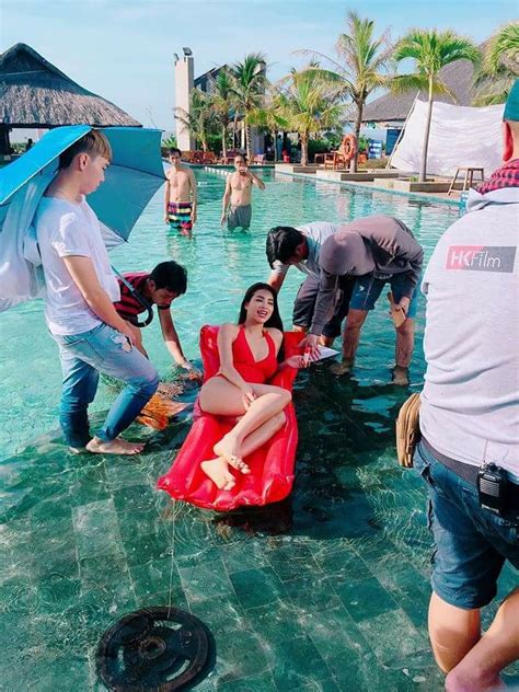 Phạm Hương khoe ảnh hậu trường bỏng mắt trong trang phục bikini Báo Dân trí