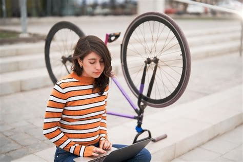 Latina Jovem Sentada Ao Ar Livre Nas Escadas Um Laptop E Escrevendo