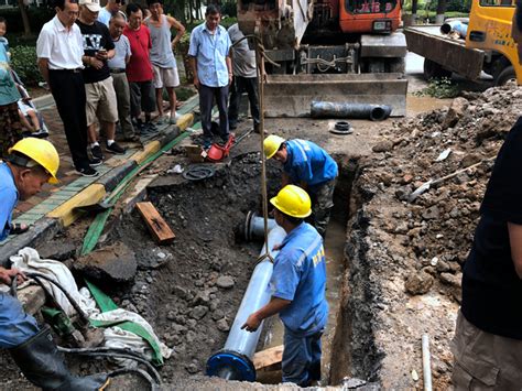 【走近南京的水动脉④】凌晨小区自来水爆管道路被淹，维修团队抢在中午前恢复供水