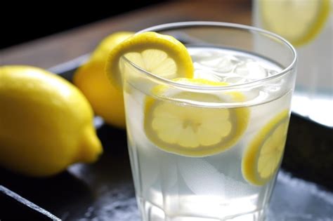 Closeup de limonada de verão cubos de gelo e fatia de limão visível