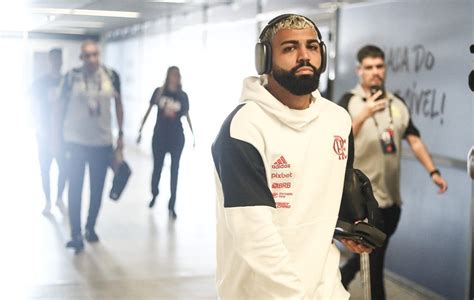 Volta da delegação do Flamengo ao Rio tem pedidos de fica Gabigol e