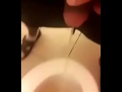 Meando en baño público XVIDEOS