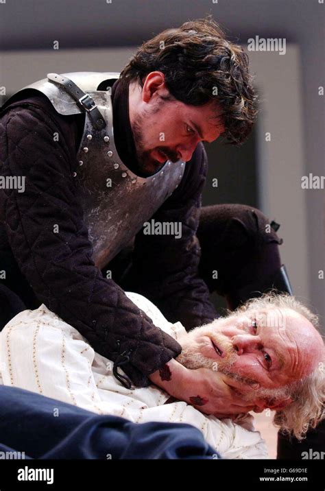 Timothy West Como El Rey Lear Y Robert Styles Como El Duque De Borgo A