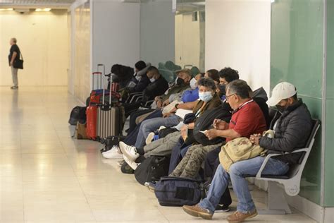 Falta de taxis en el aeropuerto de Mérida deja varados a pasajeros en