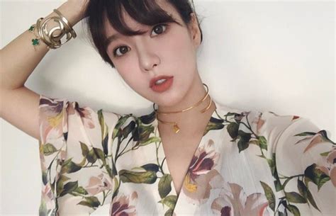 Cuộc sống xa hoa nhan sắc trông mòn con mắt của Di Vy Tịnh hot mom