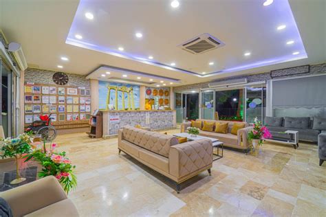 Sayanora Hotel | Jolly