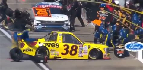 VIDEO Cuidado Smith y un choque que asustó a todos en la Nascar