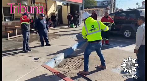 Intentan Rescatar Debajo De La Alcantarilla A Persona Que Se Metió En