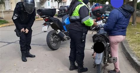 Manejaba Sin Papeles Y Sin Casco Le Sacaron La Moto