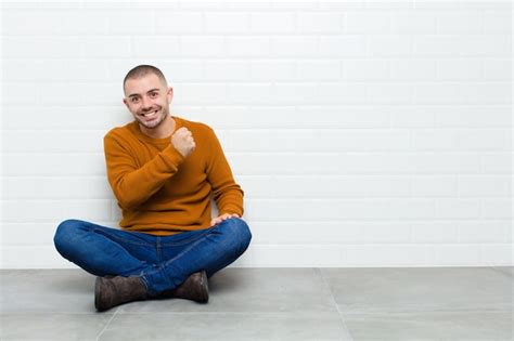 Retrato De Un Hombre Sobre Un Fondo Blanco Foto Premium