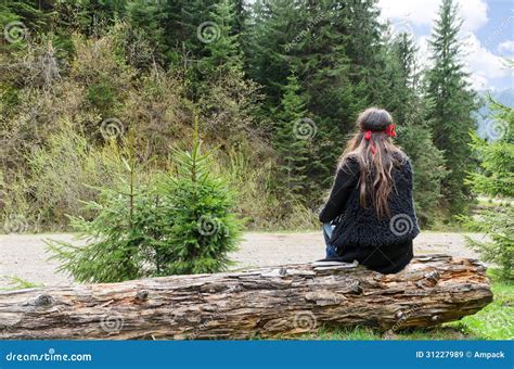 Femme Seule à Côté Dune Montagne Images Libres De Droits Image 31227989