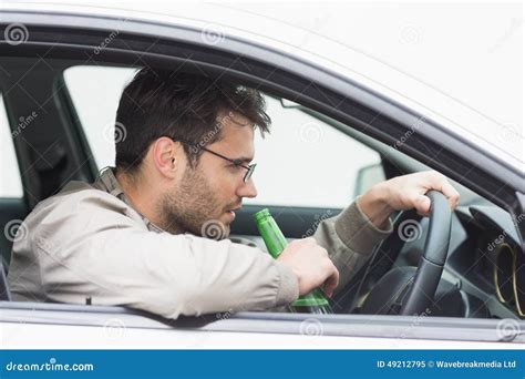 Cerveja Bebendo Do Homem Ao Conduzir Imagem De Stock Imagem De Posse