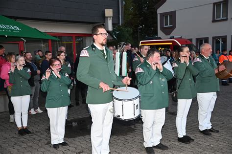 145 Jahre Feuerwehr Höxter mit Fahnenweihe Spielmannszüge Höxter