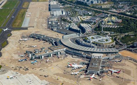 Luftaufnahme Düsseldorf Abfertigungs Gebäude und Terminals auf dem