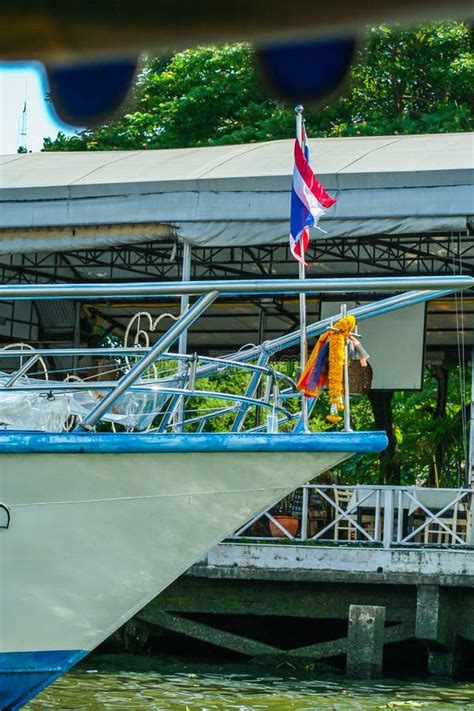 Barcos Aut Nticos E Navios Modernos Que Flutuam Pelo Rio No Fundo Da