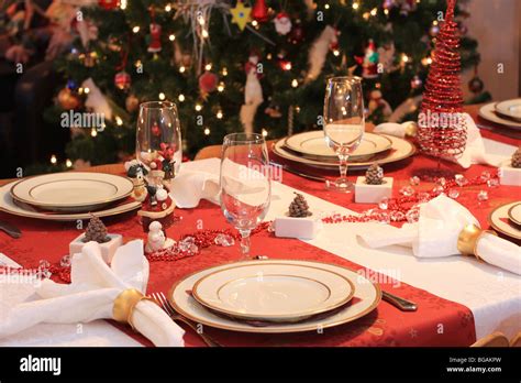 Ein Gedeckter Tisch F R Weihnachten Abendessen Baum Im Hintergrund