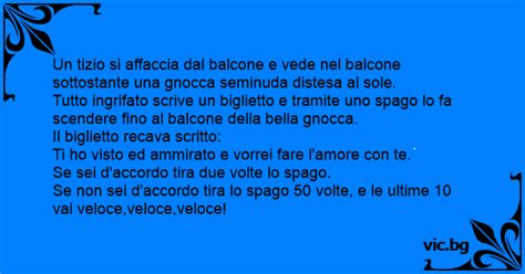 Un Tizio Si Affaccia Dal Balcone E Vede Nel Balcone Sottostante Una