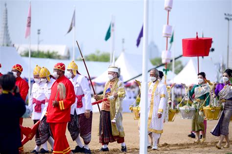 ผลเสี่ยงทาย พระราชพิธีจรดพระนังคัลแรกนาขวัญ ปี 66 พระโคกินหญ้า เหล้า