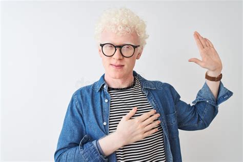 Joven Albino Rubio Vestido Con Camiseta De Denim Y Gafas Sobre Fondo