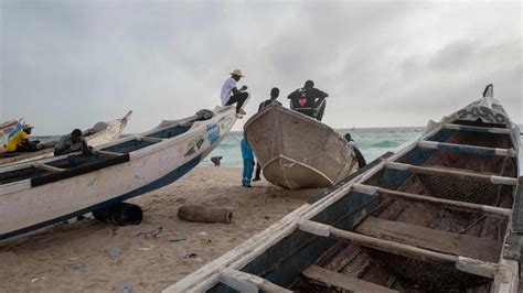 Al menos 89 migrantes mueren después de que su cayuco naufragara frente