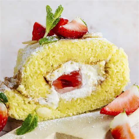 Roulé au mascarpone et fraises gourmand un dessert crémeux et moelleux