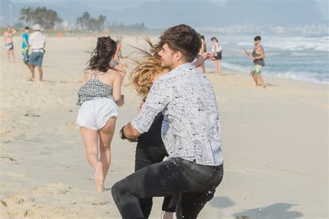 Diana Atacada Por F De L O R Gis Durante Passeio Na Praia Not Cias