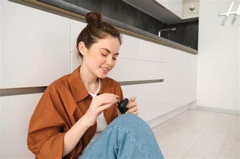 Retrato De Una Mujer Joven Sonriente Que Se Pone Sus Auriculares