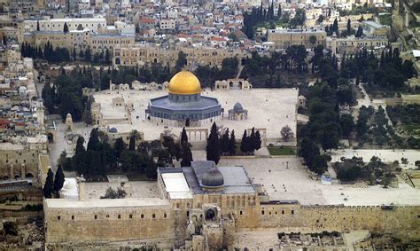 Sejarah Al Aqsa Masjid Kiblat Pertama Umat Islam Selama Bulan