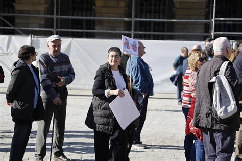 Miles De Personas Toman Las Calles De Santiago En Defensa De La Sanidad