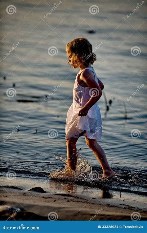 Petite Fille Marchant Sur La Plage Photo Stock Image Du Cr Puscule