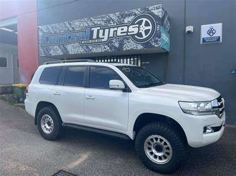 Toyota LandCruiser 200 Series White Method 315 Wheel Front