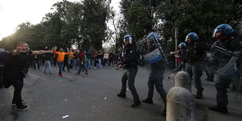 A Roma Ci Sono Scontri Tra I Tifosi Del Galatasaray E Le Forze Dell