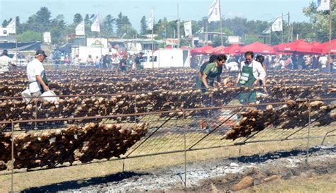 Uruguay Bati El R Cord Guinness Del Asado M S Grande Del Mundo