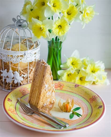 Peda O De Bolo De Mel Em Um Prato Ao Lado Do Vaso Narcisos Foto