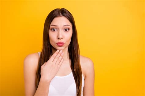 Encantadora Mujer Morena Con Labios Rojos Posando Contra La Pared