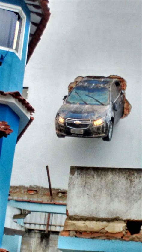 Motorista Erra Freio E Carro Fica Pendurado Em Parede De Garagem TVJ1