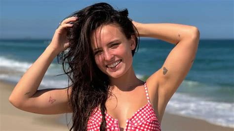 Larissa Manoela exibe curvas impecáveis na praia Musa